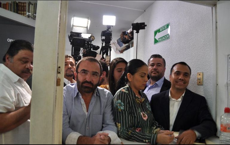 El hijo del cantante de música regional mexicana, Vicente Fernández, evitó hablar sobre la manera en que financiaría su campaña. ESPECIAL/IEPC