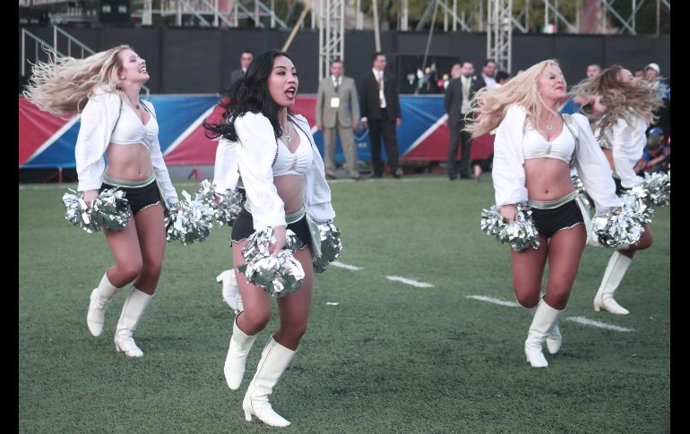 Animadoras de los Raiders de Oakland pusieron ambiente en la inauguración del NFL Fan Fest. SUN / A. Leyva