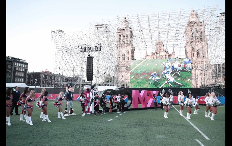 La Plaza de la Constitución se convirtió en el centro de la pasión de los aficionados a la NFL en México. SUN / A. Leyva