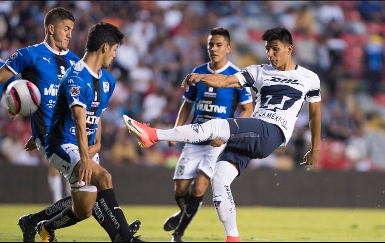Acción del partido entre Pumas y Cruz Azul en el estadio Corregidora. MEXSPORT/O. Martínez