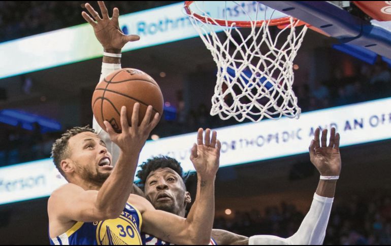 Stephen Curry (#30) se destapó con 35 puntos para que los Warriors regresaran a la senda del triunfo. AP/C. Szagola