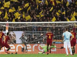 El belga Radja Nainggolan marcó de penalti para ampliar la ventaja de los romanos. EFE