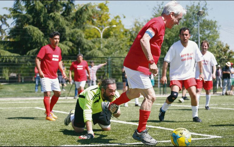 A relajarse. Sebastián Piñera en una “cascarita” antes de las elecciones. ESPECIAL