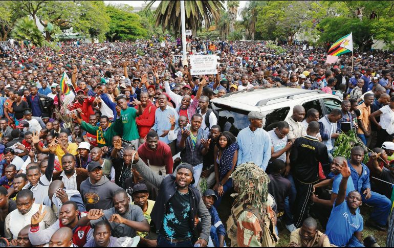 A la calle. Zimbabuenses efectuaron una gran movilización pacífica para exigir la renuncia del presidente. EFE
