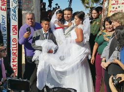 Y dan el sí. Brian Houston, estadounidense, y Evelia Reyes, mexicana, se casaron en la línea divisoria. Ella no puede vivir con él en Estados Unidos porque no tiene papeles. Los casó un juez mexicano. NTX