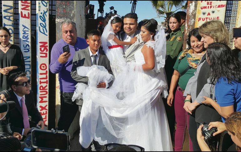 Y dan el sí. Brian Houston, estadounidense, y Evelia Reyes, mexicana, se casaron en la línea divisoria. Ella no puede vivir con él en Estados Unidos porque no tiene papeles. Los casó un juez mexicano. NTX