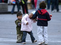 Es importante salir al exterior con ropa adecuada para prevenir enfermedades respiratorias en esta época del año. EL INFORMADOR/ARCHIVO