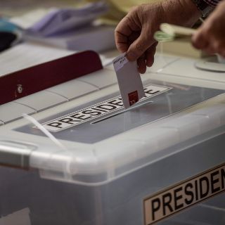 Chilenos comienzan a votar sin incidentes