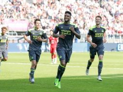 Lozano (I) acumula nueve goles en la presente temporada de la Liga holandesa. TWITTER/@PSV