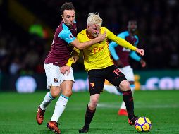 Mark Noble (I), del West Ham, intenta detener a Will Hughes (D), autor del primer gol del Watford. AFP/B. Stansall