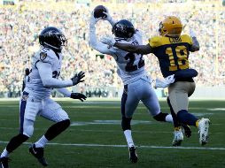 Smith (C), de los Ravens, intercepta un balón dirigido a Cobb (D), de los Packers. AFP/D. Buell