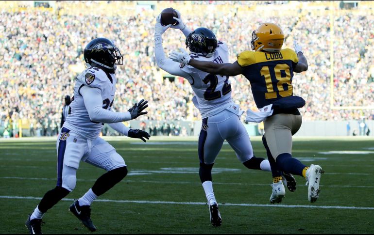 Smith (C), de los Ravens, intercepta un balón dirigido a Cobb (D), de los Packers. AFP/D. Buell