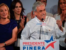 El candidato presidencial de la derechista Chile Vamos, Sebastián Piñera, consolidó su ventaja electoral con 36.66 por ciento de los votos, sin superar el 50 por ciento por lo que habrá segunda vuelta. AFP / M. Bernetti