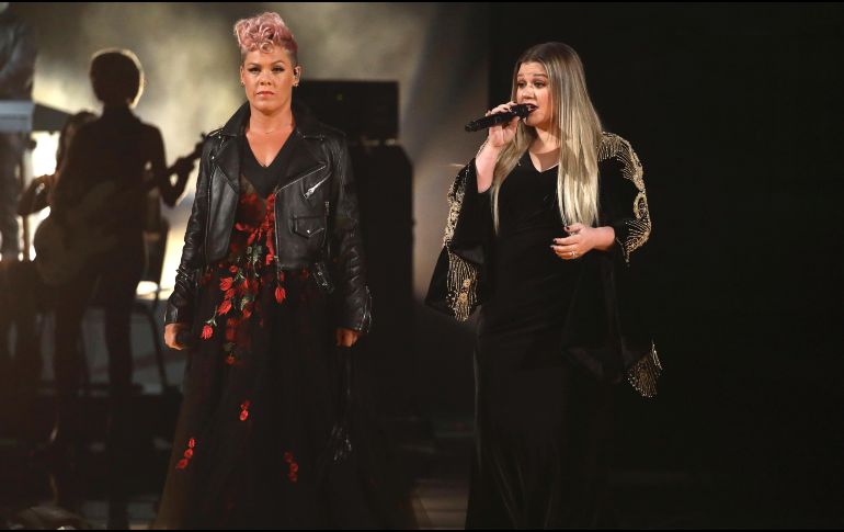 Pink y Kelly Clarkson interpretaron el tema 