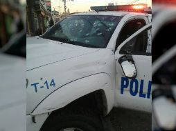 Así quedó la patrulla de la policía municipal cuyos elementos repelieron una de las agresiones. ESPECIAL