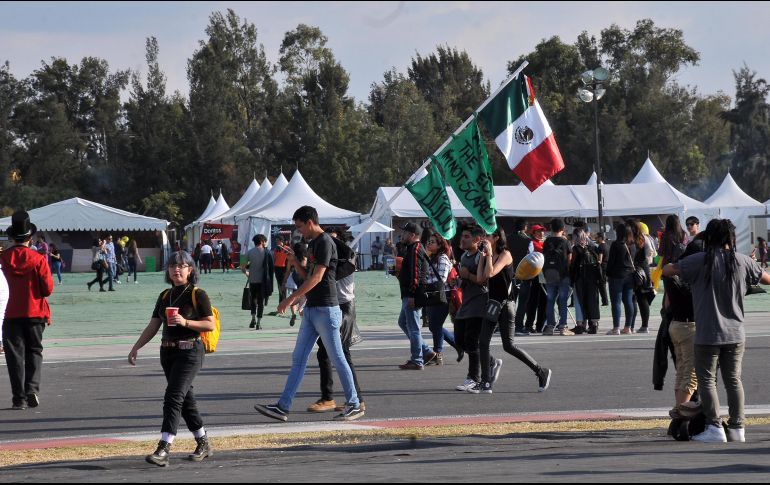 Aspecto del ambiente durante el festival Corona Capital, en la curva 4 del Autódromo Hermanos Rodríguez. NTMX / P. Sánchez