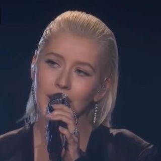 Christina Aguilera hace homenaje a Whitney Houston en los AMAs 2017