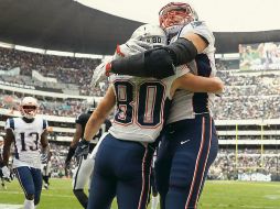Danny Amendola es abrazado por Rob Gronkowski después de capturar el segundo pase de anotación de Tom Brady de la tarde. AFP/B. Mendes