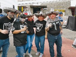 Tapatíos se las ingeniaron para combinar elementos característicos de la cultura mexicana y del futbol americano, lo que acaparó miradas ayer en el Estadio Azteca. EL INFORMADOR/F. Romero