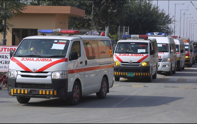 Ambulancias y equipos de emergencia acudieron al sitio para apoyar a los lesionados. AP/K.M. Chaudry