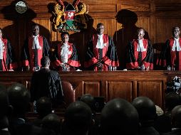 El presidente del Tribunal Supremo de Kenia, David Maraga (3D), y los jueces comparecen ante la Corte Suprema de Kenia para dar a conocer la decisión sobre los resultados electorales. AFP/Y. Chiba