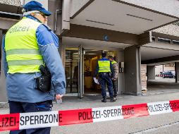 La policía metropolitana de Zúrich acordona los alrededores del consulado estadounidense después de que se hallase un objeto sospechoso de ser una bomba. EFE/C. Merz