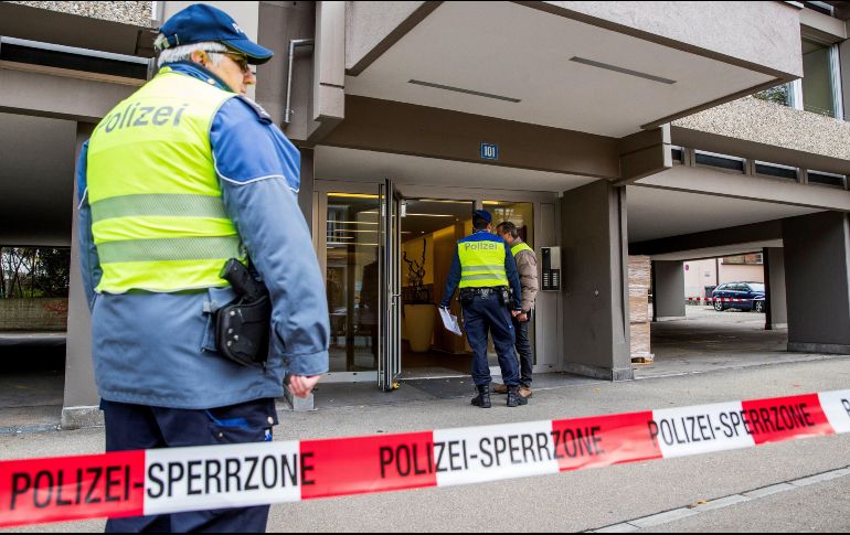 La policía metropolitana de Zúrich acordona los alrededores del consulado estadounidense después de que se hallase un objeto sospechoso de ser una bomba. EFE/C. Merz