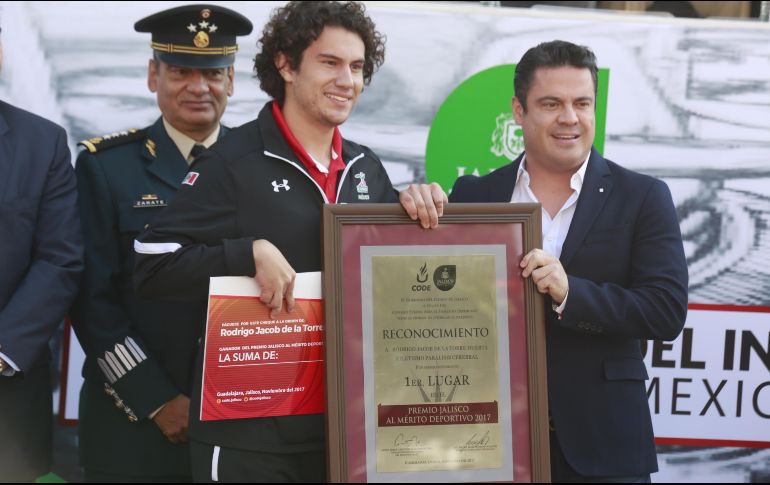 Rodrigo Jacob de la Torre fue galardonado con un reconocimiento especial durante el desfile. EL INFORMADOR / G. Gallo