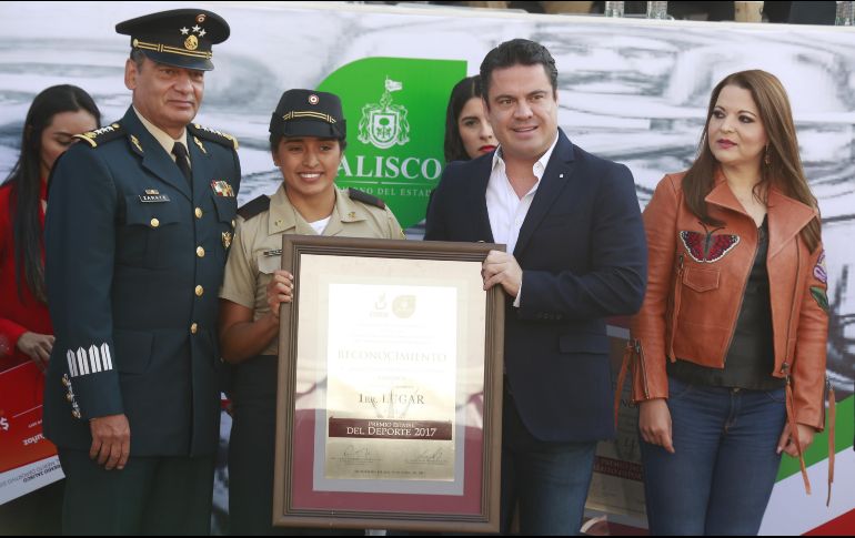 Mientras que la clavadista Arantxa Chávez Muñoz recibe de manos del gobernador Aristóteles el Premio Jalisco al Mérito Deportivo. EL INFORMADOR / G. Gallo