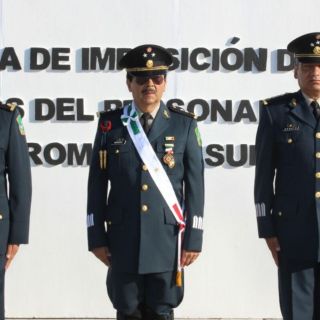 Entregan ascensos y condecoraciones a militares