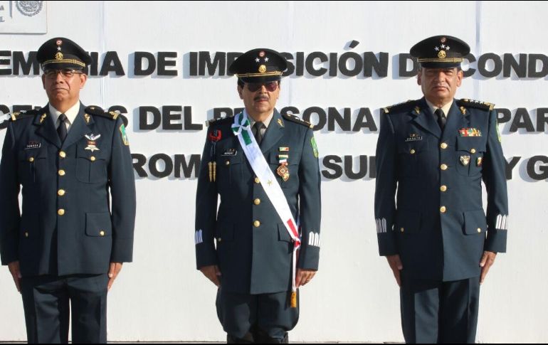 El comandante de la V Región Militar entregó los reconocimientos a los elementos por sus años de servicio. ESPECIAL/
