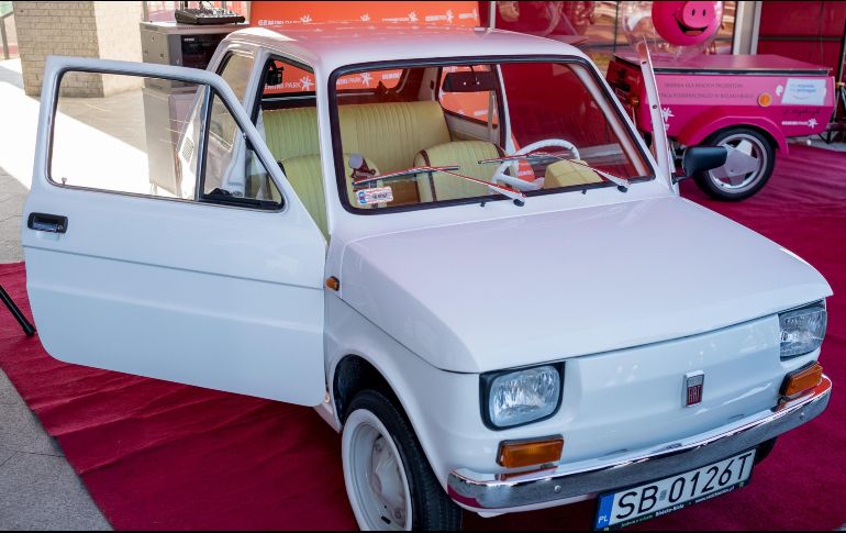 Hanks publicó el año pasado en sus redes una imagen donde posaba junto al Fiat 126 y bromeó diciendo que ya tenía nuevo coche. EFE / A. Grygiel