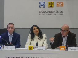 Ricardo Anaya (izq), Alejandra Barrales (cent) y Dante Delgado (der) en conferencia de prensa. NTX/J. Espinosa