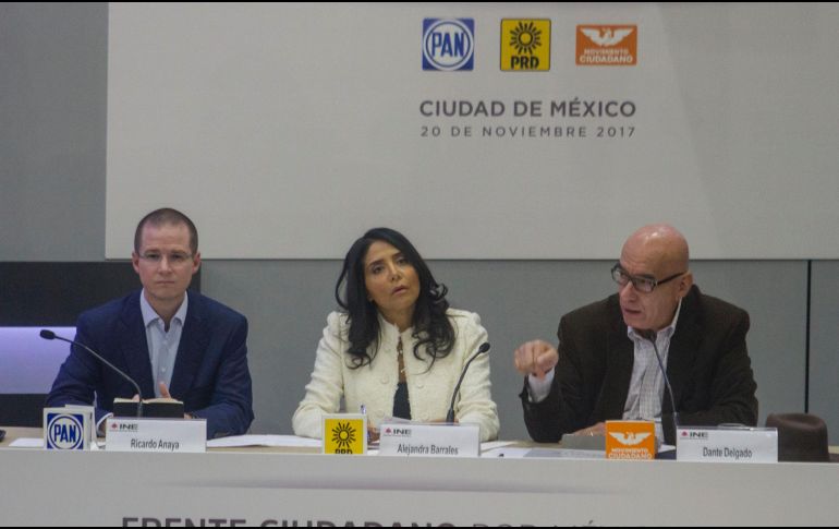 Ricardo Anaya (izq), Alejandra Barrales (cent) y Dante Delgado (der) en conferencia de prensa. NTX/J. Espinosa