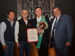 Golovkin (tercero de izquierda a derecha) se encontró con Miguel Ángel Mancera (segundo), jefe de gobierno capitalino. TWITTER/GobCDMX