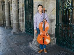 Christian Jiménez. El primer cellista de la OFJ posa afuera del Teatro Degollado. EL INFORMADOR/M. Vargas