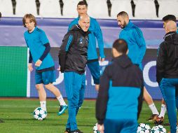 Zidane se muestra confiado de que sus atacantes Ronaldo y Benzema hagan valer su calidad hoy en Chipre, a pesar del mal momento goleador que viven. AFP/T. Coex