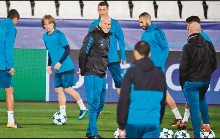 Zidane se muestra confiado de que sus atacantes Ronaldo y Benzema hagan valer su calidad hoy en Chipre, a pesar del mal momento goleador que viven. AFP/T. Coex