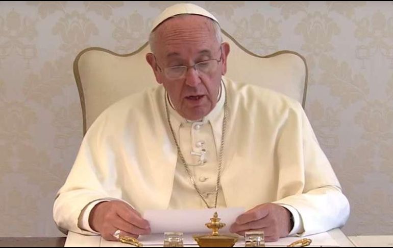 En un video difundido por la Santa Sede, Jorge Bergoglio aparece sentado y con un folio en la mano. ESPECIAL