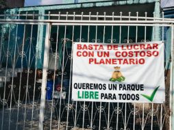 Los vecinos de las colonias Miraflores y Colinas de la Normal instalaron lonas en las que piden un parque en lugar del Planetario. ESPECIAL