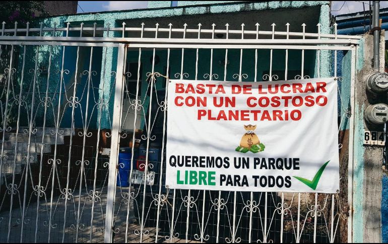 Los vecinos de las colonias Miraflores y Colinas de la Normal instalaron lonas en las que piden un parque en lugar del Planetario. ESPECIAL