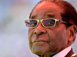 Robert Mugabe presenta su renuncia este martes luego de 37 años de ser el presidente de Zimbabue. AFP / ARCHIVO