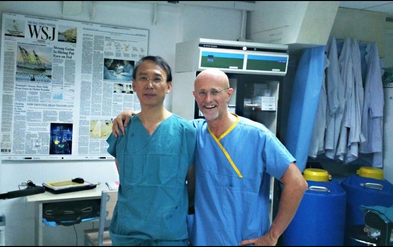 El cirujano chino junto a su colega italiano Sergio Canavero se preparan para practicar en China el primer trasplante de cabeza del mundo. ESPECIAL/bild.de
