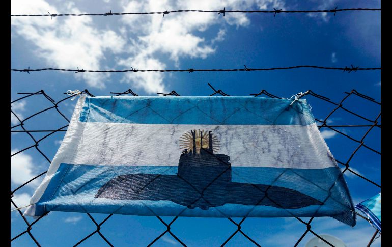 Una bandera de Argentina con la figura de un submarino, se muestra como apoyo para los 44 miembros de la tripulación del submarino desaparecido en el Atlántico Sur. AFP / E. Abramovich
