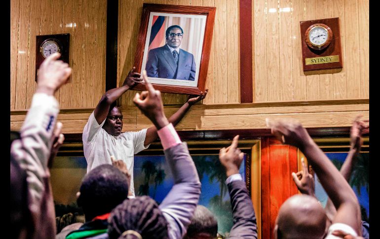 Luego del anuncio, se removieron los retratos del ex presidente de las oficinas públicas. AFP / J. Njikizana