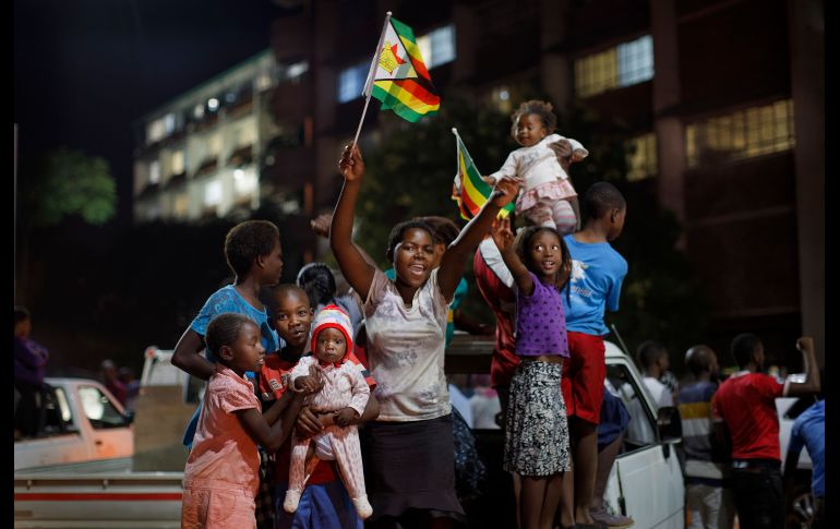 Los festejos se extendieron hasta altas horas de la noche en la ciudad de Harare, capital del país. AP / B. Curtis