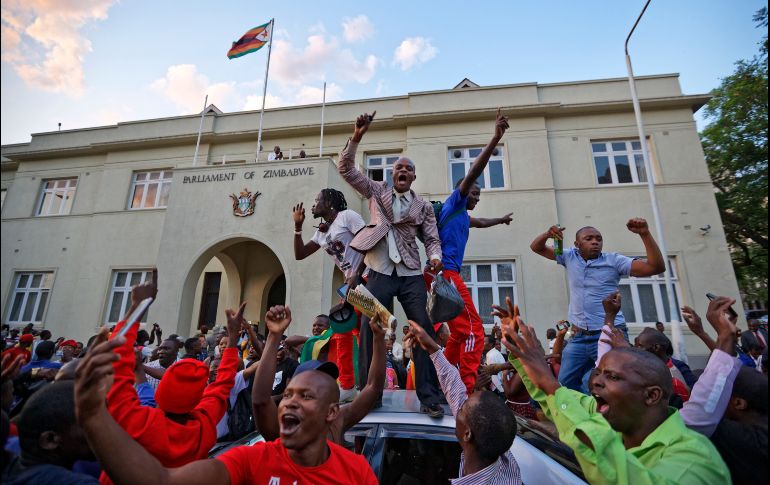 El Parlamento fue el epicentro de las movilizaciones en señal de victoria por la dimisión de Mugabe. AP / B. Curtis