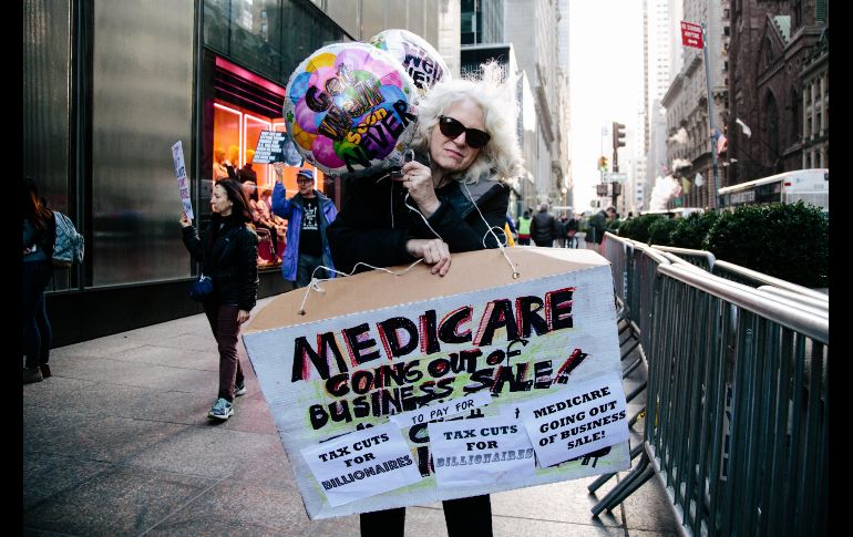 Una persona participa en una protesta de la Granny Brigade contra la reforma tributaria en el exterior de la Torre Trump en Nueva York. EFE /A. VIGARAY