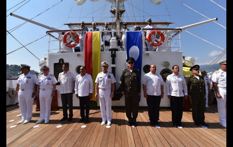 Los secretarios de Marina-Armada de México (Semar), Vidal Francisco Soberón Sánz, y de la Defensa Nacional (Sedena), Salvador Cienfuegos Zepeda, dieron la bienvenida a la tripulación. NOTIMEX / A. Covarrubias