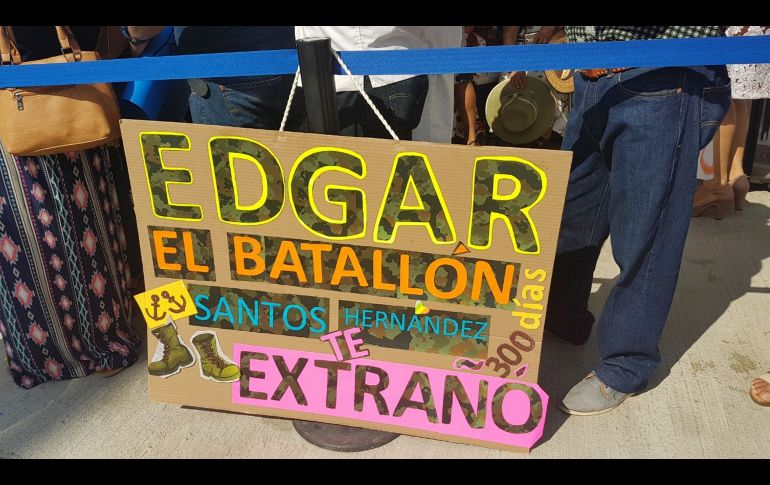 Los familiares de los marinos los recibieron con pancartas y mensajes de cariño en el puerto de Acapulco. NOTIMEX / A. Covarrubias